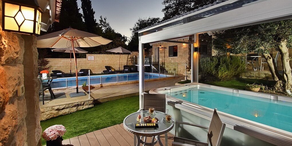 מונרו - סוויטות בוטיק בריכה וחצר (5).jpg