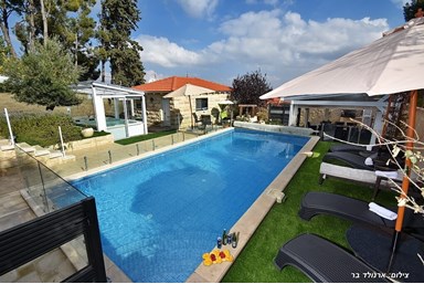 מונרו - סוויטות בוטיק - הבריכות והחצר 