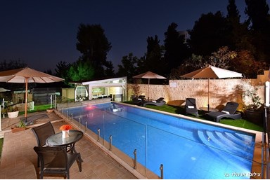 מונרו - סוויטות בוטיק - הבריכות והחצר 