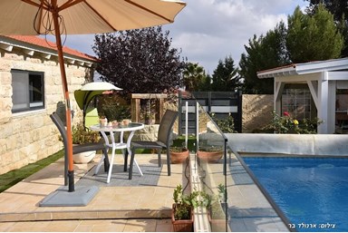 מונרו - סוויטות בוטיק - הבריכות והחצר 