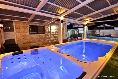 מונרו - סוויטות בוטיק - הבריכות והחצר 