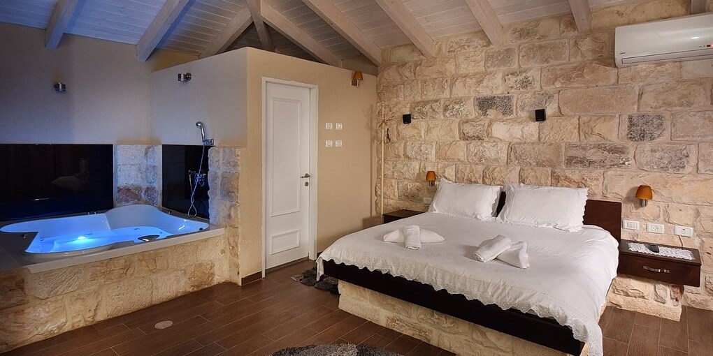 מונרו - סוויטות בוטיק סוויטת ארגמן (5).JPG