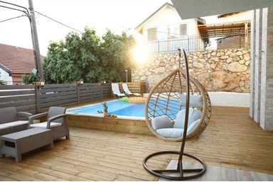 עלות השחר בגליל - הבריכה והחצר