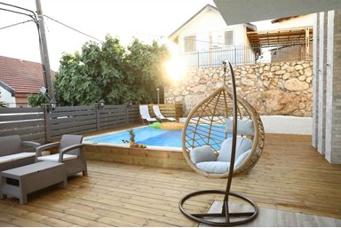 עלות השחר בגליל - הבריכה והחצר