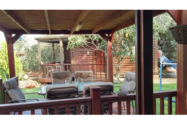 נופי כלנית - הבריכה והחצר