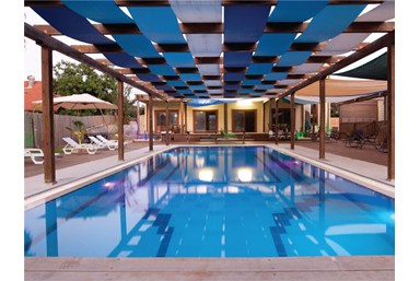 פשוט לנשום בבוסתן הגליל - הבריכה והחצר