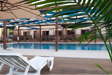 פשוט לנשום בבוסתן הגליל - הבריכה והחצר