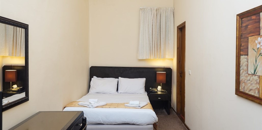 מלון המושבה חדר זוגי מוזל (3).jpg