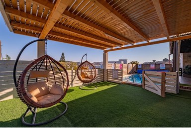 זריחה בכרמל - בריכה, חצר ונוף