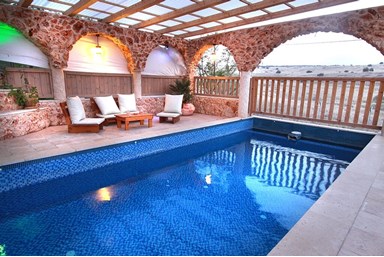 תומר דבורה - החצר והבריכה