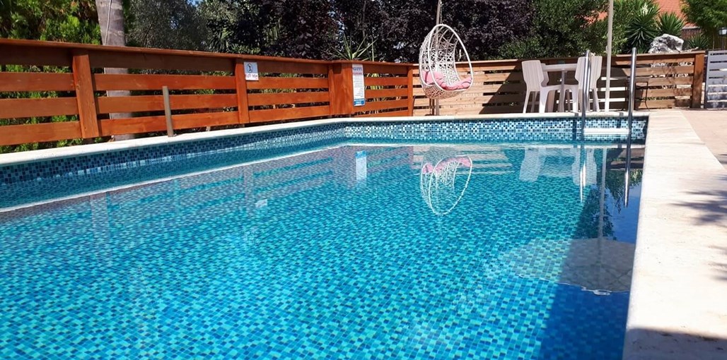 אוטופיה אוטופיה - בריכת השחייה (2).jpg