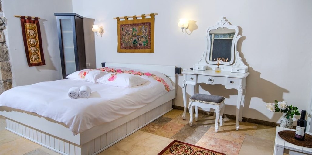 אוטופיה אוטופיה - בקתת האבן (3).jpg