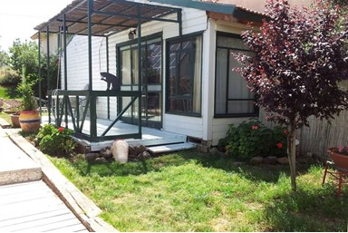 שירת הרוח - החצר והבריכה