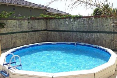 שירת הרוח - החצר והבריכה