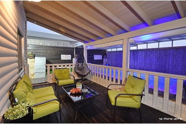 בקתה בשמורה - החצר והבריכה