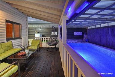 בקתה בשמורה - החצר והבריכה