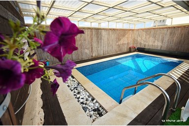 בקתה בשמורה - החצר והבריכה