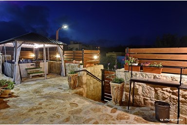 בקתה בשמורה - החצר והבריכה