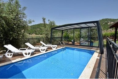 אחוזת יהונתן - הבריכה והחצר