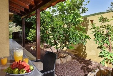 אחוזת יהונתן - הבריכה והחצר