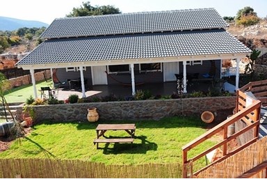 בקצה החושן - החצר והבריכה