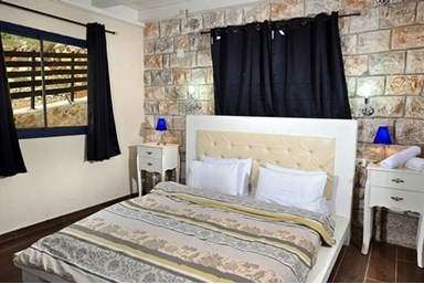 בקצה החושן - בקתות העץ