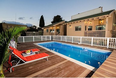 קלודין בקתות יוקרה - הבריכה והחצר