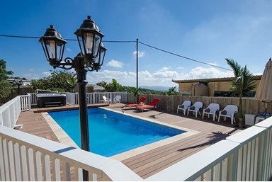 קלודין בקתות יוקרה - הבריכה והחצר