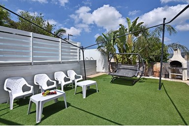 טוהר המלכות - החצר והבריכה