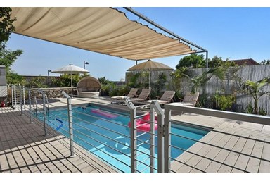 צימר נועם לב - החצר והבריכה