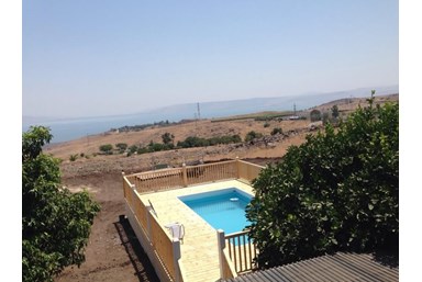 נעם על הכנרת - הבריכה והחצר