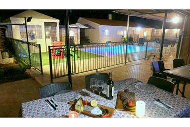 רפאל בקתות אירוח - הבריכה והחצר