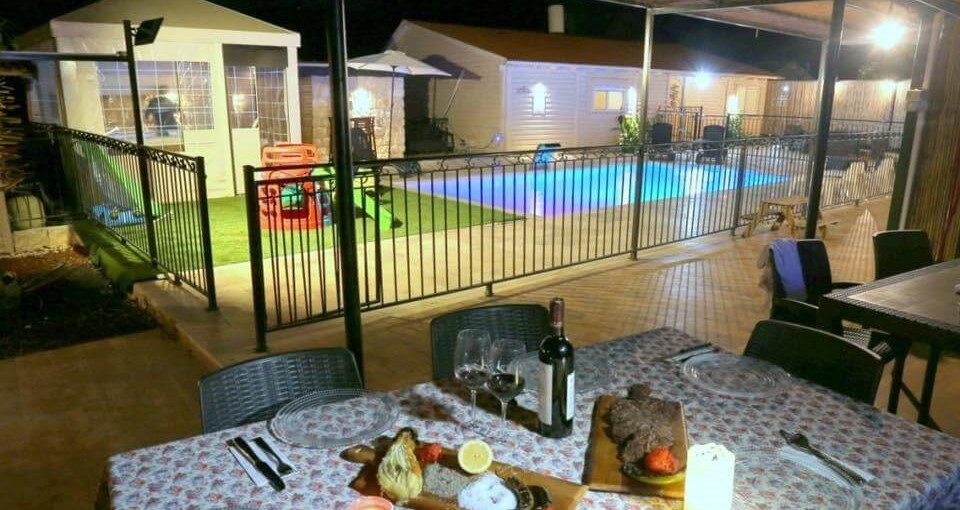 רפאל בקתות אירוח בריכה וחצר (2).jpeg