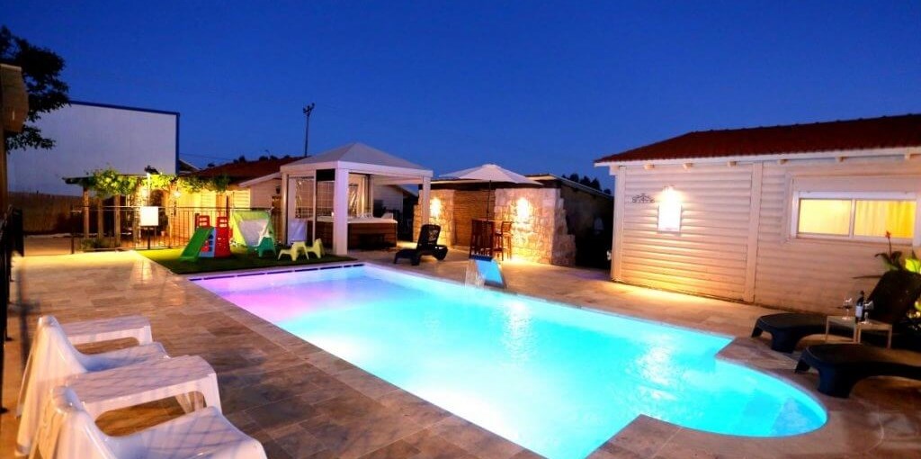 רפאל בקתות אירוח בריכה וחצר (3).jpeg