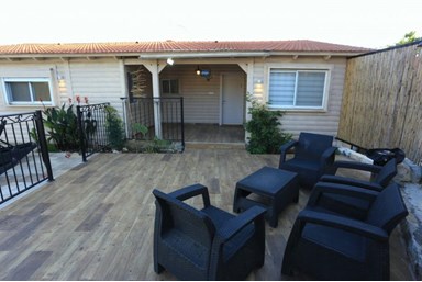 רפאל בקתות אירוח - הבריכה והחצר