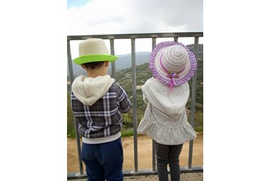 לגעת בטבע - חדר האוכל, החצר והנוף