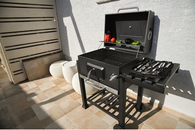 נופש קסום - הבריכה והחצר