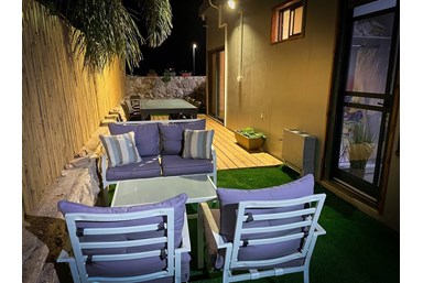 על צוקי הגלבוע - הבריכה והחצר