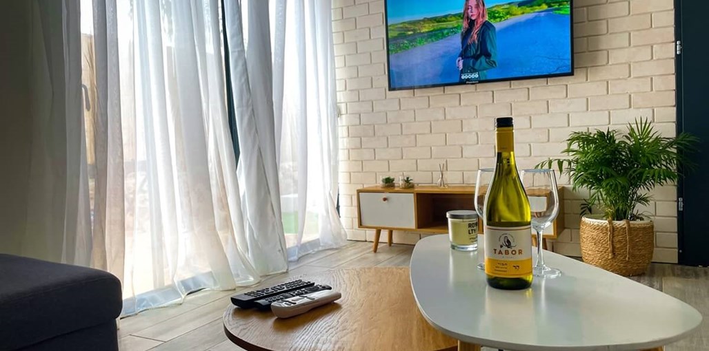 על צוקי הגלבוע סלון חדש (2).JPG