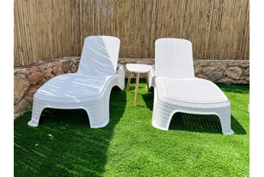 על צוקי הגלבוע - הבריכה והחצר