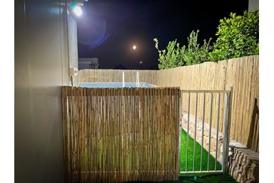 על צוקי הגלבוע - הבריכה והחצר