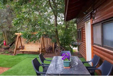 בצל הפקאן קשת - החצר והסביבה