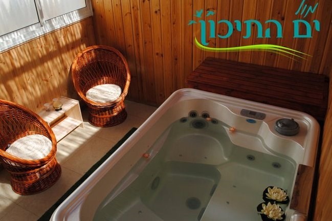 מול ים התיכון מול ים התיכון - החצר והבריכה (15).jpg