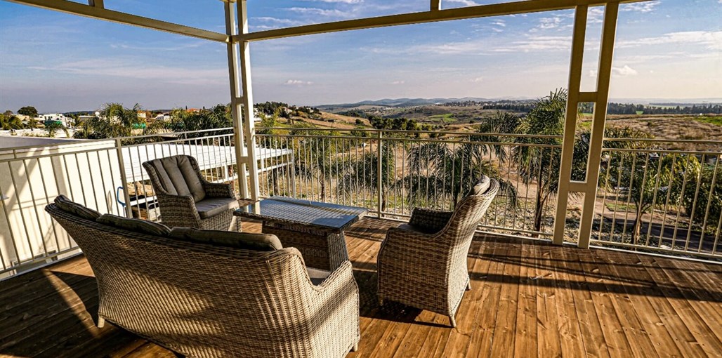 הסוויטה המלכותית סוויטה מלכתותית - החצר והבריכה (3).jpg