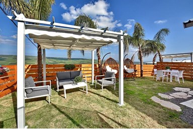 נחלים בקתות בטבע - החצר והבריכה