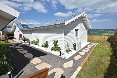 נחלים בקתות בטבע - החצר והבריכה