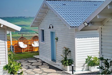 נחלים בקתות בטבע - החצר והבריכה