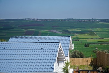 נחלים בקתות בטבע - החצר והבריכה