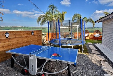 נחלים בקתות בטבע - החצר והבריכה