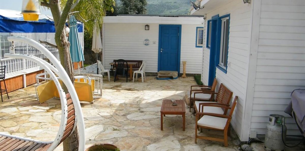 בקתות האגם החצר והבריכה (11).JPG